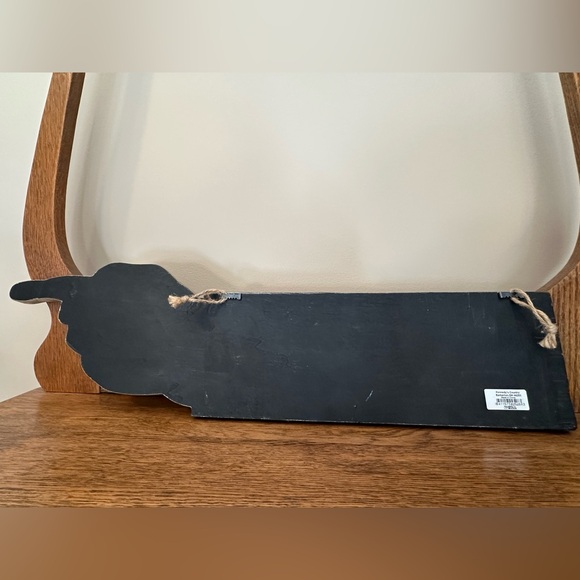 Laundry Sign with Hand Design - Picture 2 of 5